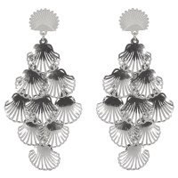 Boucles d'oreilles pendantes composées de pastilles en forme coquillage coquilles saint jacques filigranes en acier argenté.