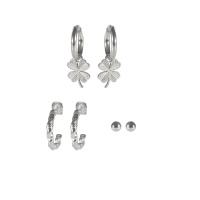 Lot de 3 paires de boucles d'oreilles composées de puces boules en acier argenté, de créoles fil torsade en acier argenté et de créoles avec pendants trèfles à 4 feuilles en acier argenté.