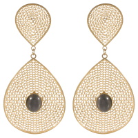 Boucles d'oreilles pendantes au motif filigrane en acier doré surmontées d'une perle sertie clos de forme ovale.