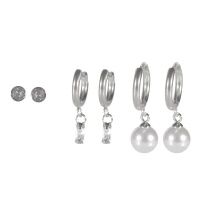 Lot de 3 paires de boucles d'oreilles composées d'une paire de puces en acier argenté serties d'un cristal, une paire de créoles surmontées en acier argenté avec un pendant serti d'un cristal de forme rectangulaire et d'une paire de créoles en acier argenté avec une perle d'imitation.