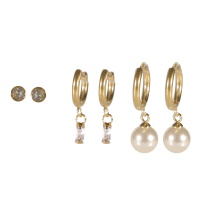 Lot de 3 paires de boucles d'oreilles composées d'une paire de puces en acier doré serties d'un cristal, une paire de créoles surmontées en acier doré avec un pendant serti d'un cristal de forme rectangulaire et d'une paire de créoles en acier doré avec une perle d'imitation.