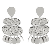 Boucles d'oreilles pendantes composées d'une puce ovale, de deux pastilles martelées et de pampilles en forme de goutte en acier argenté.