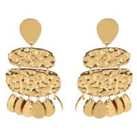 Boucles d'oreilles pendantes composées d'une puce ovale, de deux pastilles martelées et de pampilles en forme de goutte en acier doré.