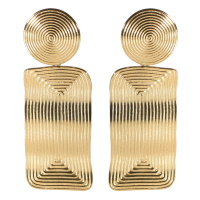 Boucles d'oreilles pendantes composées d'une pastille ronde avec le motif de spirale et d'une pastille rectangulaire avec le motif de spirale en acier doré.