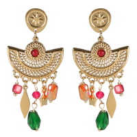 Boucles d'oreilles pendantes composées d'une puce ronde représentant une étoile en acier doré, d'un demi cercle quadrillé en acier doré surmonté d'un cabochon de couleur rouge et de pampilles en forme d'étoile et de losange en acier doré et de perles multicolores.