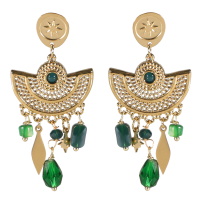 Boucles d'oreilles pendantes composées d'une puce ronde représentant une étoile en acier doré, d'un demi cercle quadrillé en acier doré surmonté d'un cabochon de couleur vert et de pampilles en forme d'étoile et de losange en acier doré et de perles de couleur verte.