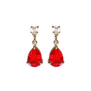 Boucles d'oreilles pendantes en acier doré composées d'une puce sertie griffes d'un cristal et d'un pendant serti griffes d'un cristal de couleur rouge en forme de goutte.
