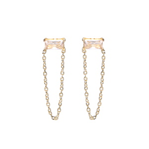 Boucles d'oreilles pendantes composées d'un cristal serti griffes de forme rectangulaire et d'une chaîne en acier doré.