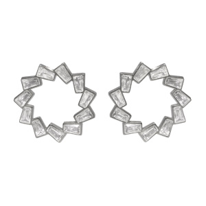 Boucles d'oreilles pendantes en acier argenté composées de cristaux sertis clos disposés en cercle.