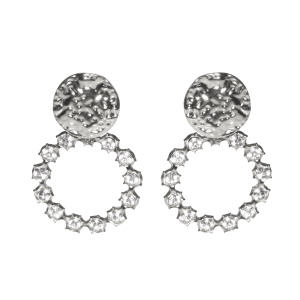 Boucles d'oreilles pendantes composées de puces rondes martelées en acier argenté et d'un cercle serti de strass.