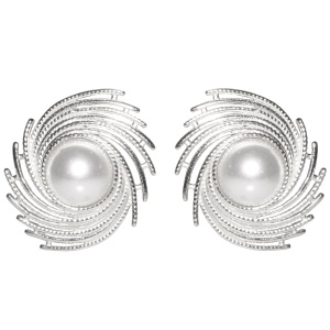 Boucles d'oreilles pendantes en forme de spirale en acier argenté surmontées d'un cabochon en perle d'imitation.