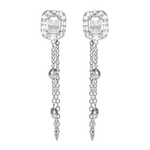 Boucles d'oreilles pendantes composées d'une puce en forme de rectangle en acier argenté sertie d'un cristal entouré de strass et d'une chaîne en acier argenté sertie clos de deux cristaux.