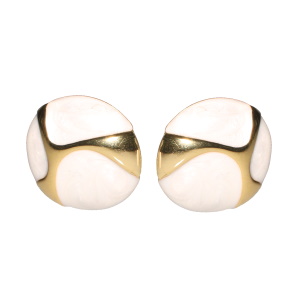 Boucles d'oreilles pendantes rondes en acier doré et pavées d'émail de couleur blanche.