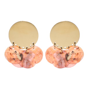 Boucles d'oreilles pendantes composées d'une pastille ronde en acier doré et de quatre pastilles de nacre rose.
