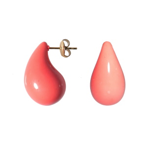 Boucles d'oreilles pendantes en forme de goutte en acier doré et en résine de couleur rose.