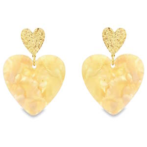 Sublimez votre look avec ces boucles d'oreilles pendantes en forme de cœur, un bijou tendance et romantique. La teinte douce et nacrée du grand cœur contraste avec le doré texturé du plus petit, créant un effet visuel charmant et raffiné. Parfaites pour ajouter une touche d'amour et de fantaisie à votre quotidien.