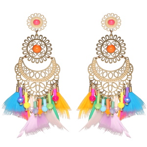 Boucles d'oreilles pendantes composées de fleurs et rosaces en acier doré surmontées de cabochon de couleur, de pendants perles multicolores et de plumes multicolores.