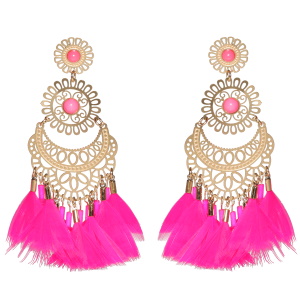 Boucles d'oreilles pendantes composées de fleurs et rosaces en acier doré surmontées de cabochon de couleur rose, de pendants perles roses et de plumes roses.