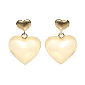 Boucles d'oreilles pendantes composées d'une puce cœur en acier doré et d'un cœur de couleur.