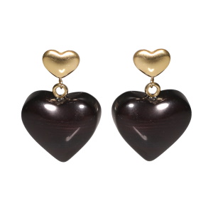 Boucles d'oreilles pendantes composées d'une puce cœur en acier doré et d'un cœur de couleur.