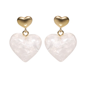 Boucles d'oreilles pendantes composées d'une puce cœur en acier doré et d'un cœur de couleur.
