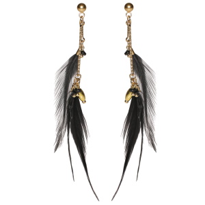 Boucles d'oreilles pendantes composées d'une puce ronde et de tiges en acier doré, de perles de couleur noire et de plumes noires.