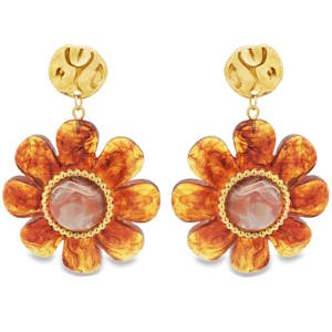 Rehaussez votre style avec ces boucles d'oreilles pendantes en acier doré. Elles présentent une forme florale unique et séduisante, ornées d'un cabochon blanc. Le design original  en font un accessoire parfait pour ajouter une touche d'élégance bohème à votre look.