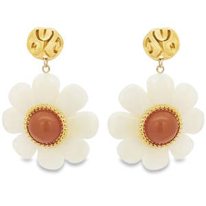 Rehaussez votre style avec ces boucles d'oreilles pendantes en acier doré. Elles présentent une forme florale unique et séduisante, ornées d'un cabochon marron. Le design original  en font un accessoire parfait pour ajouter une touche d'élégance bohème à votre look.