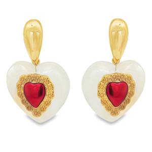 Ces boucles d'oreilles pendantes raffinées en acier doré arborent un cœur rouge vif, taillé en cabochon, promettant un éclat chaleureux. La monture dorée met en valeur le cœur, faisant de ce bijou un symbole d'amour passionné et d'élégance intemporelle, parfait pour une touche de romantisme au quotidien.