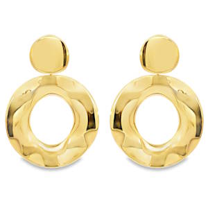 Adoptez une élégance audacieuse avec ces boucles d'oreilles en acier doré. Leur design sculptural unique, alliant une forme circulaire audacieuse à une surface lisse et brillante, fera assurément sensation. Un choix parfait pour rehausser votre style quotidien avec une touche de luxe discret.
