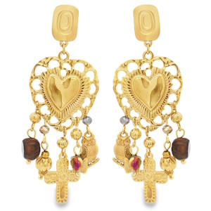 Ces boucles d'oreilles pendantes en acier doré présentent un design complexe. Elles sont ornées d'un motif de cœur ajouré et suspendues avec des breloques variées, incluant des perles, une croix et un hibou. Leur éclat chaleureux et leur composition artistique en font un accessoire remarquable.