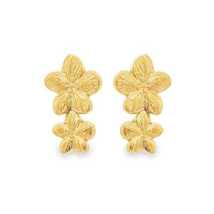 Sublimes clous d'oreilles en acier doré, délicatement ouvragés en forme de fleurs superposées. Un design raffiné qui apporte une touche de féminité et de lumière à votre quotidien. Ces boucles d'oreilles, à la fois discrètes et élégantes, sont le parfait accessoire pour compléter votre allure avec une note florale.