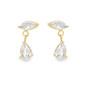 Sublimes boucles d'oreilles pendantes, confectionnées en acier doré éclatant. Un design raffiné où un cristal taille poire étincelant danse délicatement au bout d'une chaîne discrète, captant la lumière à chaque mouvement. Le fermoir est orné d'un plus petit cristal taille marquise. Une expression parfaite d'élégance et de sophistication.