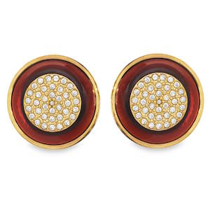 Sublimes boucles d'oreilles puces, confectionnées en acier doré rayonnant. Chaque pièce est ornée de strass taille brillant, apportant un éclat inégalé. Le design classique est rehaussé par le travail de précision réalisé sur chaque pierre, capturant la lumière de manière exceptionnelle. Ces bijoux incarnent l'élégance discrète et la sophistication intemporelle.