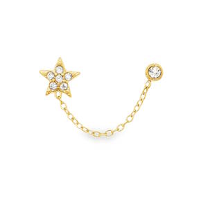 Sublimes boucles d'oreille en acier doré, alliant un design moderne et élégant. Chaque boucle présente une délicate forme sertie de strass ronds taille brillant, offrant un éclat exceptionnel. Le fermoir sécurisé assure un maintien parfait. Ces boucles d'oreille apporteront une touche de sophistication à toutes vos tenues. Vendu à l'unité.