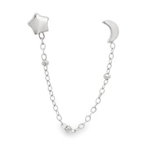Cette boucle d'oreille double est un accessoire à la fois céleste et moderne, parfait pour celles et ceux qui ont plusieurs piercings à la même oreille. Apportez une touche de poésie à votre style avec cette boucle d'oreille double reliée par une fine chaîne. Son design asymétrique inspiré de la voûte céleste en fait un bijou captivant et original. L'ensemble se compose d'une puce en forme d'étoile à cinq branches et d'une puce en forme de croissant de lune, toutes deux aux finitions polies et brillantes.