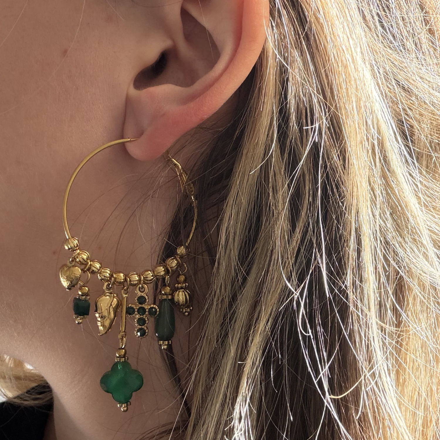 Sublimez votre style avec ces boucles d'oreilles créoles en acier doré.<br/>Ces créoles sont ornées de délicates perles foncées taillées en cabochon, offrant un contraste sophistiqué.<br/>Le design suspendu verticalement ajoute une touche d'élégance à votre allure, parfait pour rehausser votre look au quotidien. Créoles Pendantes Perle Trèfle Adolescent Adulte Automne Femme Fille Hiver Nature Religion Symboles Sublimez votre style avec ces boucles d'oreilles créoles en acier doré.<br/>Ces créoles sont ornées de délicates perles foncées taillées en cabochon, offrant un contraste sophistiqué.<br/>Le design suspendu verticalement ajoute une touche d'élégance à votre allure, parfait pour rehausser votre look au quotidien. Créoles Pendantes Perle Trèfle Adolescent Adulte Automne Femme Fille Hiver Nature Religion Symboles