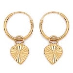 Boucles d'oreilles créoles avec pendants en plaqué or.