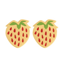 Boucles d'oreilles fraises pour enfant en plaqué or jaune 18 carats et en émail de couleur.