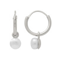 Boucles d'oreilles créoles en argent 925/000 rhodié avec pendant serti d'une perle d'eau douce de forme ronde.