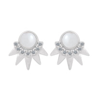 Boucles d'oreilles composées d'une couronne en argent 925/000 rhodié, d'un pavage d'oxydes de zirconium blancs et surmontées d'un cabochon en nacre.