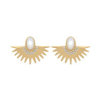 Boucles d'oreilles composées d'un demi soleil en plaqué or jaune 18 carats, d'un pavage d'oxydes de zirconium blancs et surmontées d'un cabochon ovale en nacre.