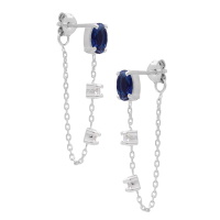 Boucles d'oreilles pendantes composées d'une chaîne en argent 925/000 rhodié sertie de deux oxydes de zirconium blancs sertis 4 griffes et d'un oxyde de zirconium bleu saphir serti 4 griffes.