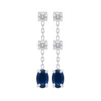 Boucles d'oreilles pendantes composées d'une chaîne en argent 925/000 rhodié sertie de deux oxydes de zirconium blancs sertis 4 griffes et d'un oxyde de zirconium bleu saphir serti 4 griffes.