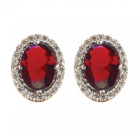 Boucles d'oreilles pendantes en plaqué or jaune 18 carats serties griffes d'un oxyde de zirconium de couleur rouge entourées d'oxydes de zirconium blancs.