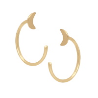 Boucles d'oreilles créoles ouvertes avec un croissant de lune en plaqué or jaune 18 carats.