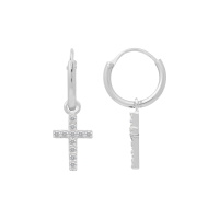 Boucles d'oreilles créoles en argent 925 rhodié avec un pendant en forme de croix pavé d'oxydes de zirconium blancs.