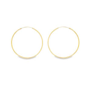 Élégantes et intemporelles, ces boucles d'oreilles créoles en plaqué or 18 carats sont un indispensable de toute boîte à bijoux. Leur design épuré et leur finition soignée en font l'accessoire idéal pour sublimer votre visage au quotidien comme lors d'occasions spéciales. Système de fermeture discret à tige rentrante, assurant une ligne continue et un maintien sécurisé.