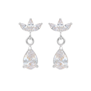 Boucles d'oreilles pendantes en argent 925 rhodié serties d'oxydes de zirconium blancs en forme de fleur de lotus et de goutte.