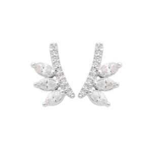 Arborez une élégance discrète avec ces exquises puces d'oreilles, finement réalisées en argent 925/000 rhodié et rehaussées d'oxydes de zirconium incolores. Chaque zirconium taille marquise, avec sa coupe brillant, scintille délicatement, capturant la lumière pour un éclat subtil. Un bijou raffiné, parfait pour sublimer votre quotidien.
